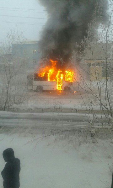Маршрутный автобус №3 полностью сгорел в районе аэропорта Якутска мобильный мессенджер WhatsApp