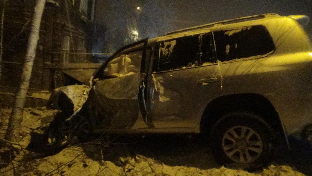 Пьяный водитель едва не врезался в жилой дом в Якутске, Фото с места события из других источников