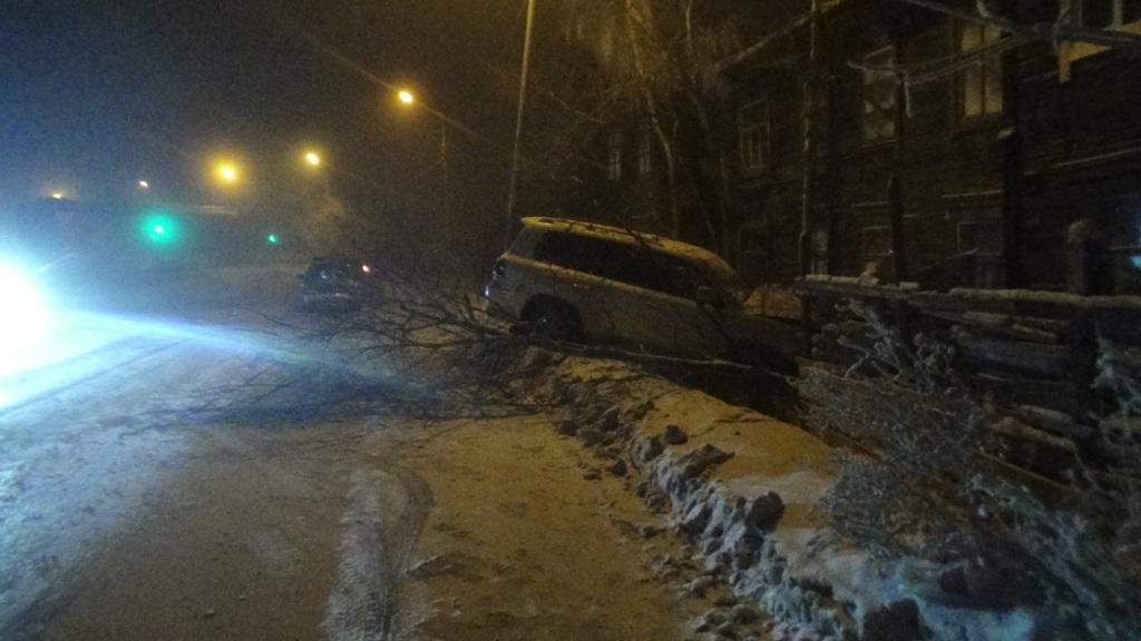 Пьяный водитель едва не врезался в жилой дом в Якутске, Фото с места события из других источников
