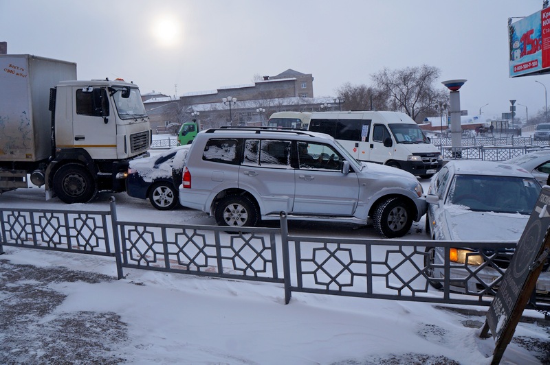 Шесть машин столкнулись друг с другом на скользкой дороге в Улан-Удэ, Фото с места события собственное