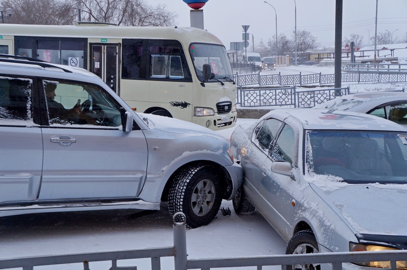 ДТП с шестью автомобилями произошло на улице Куйбышева в Улан-Удэ сегодня, Фото с места события собственное