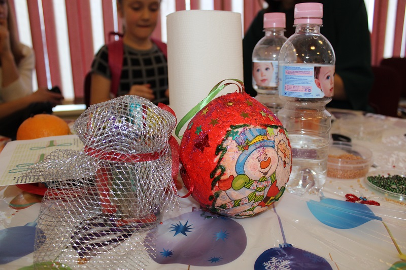 Яркие поделки детей, Фото с места события собственное