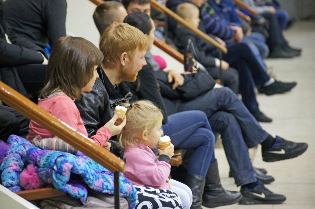 На баскетбол нужно ходить семьями и с мороженым, Фото с места события собственное