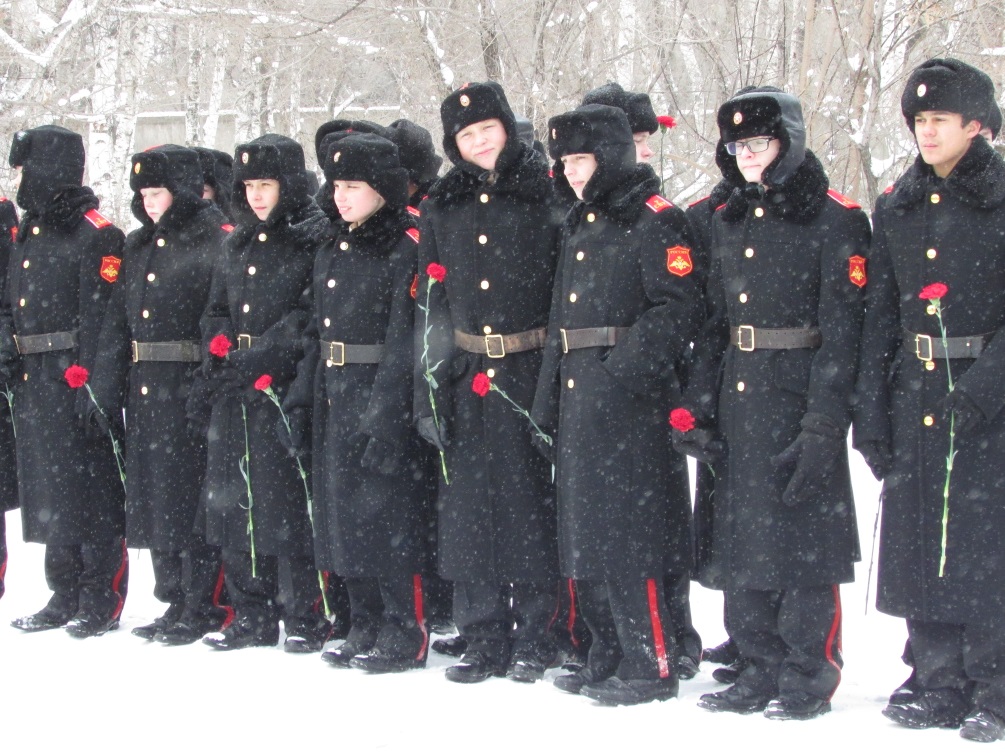 Суворовцы перед митингом, Фото с места события собственное