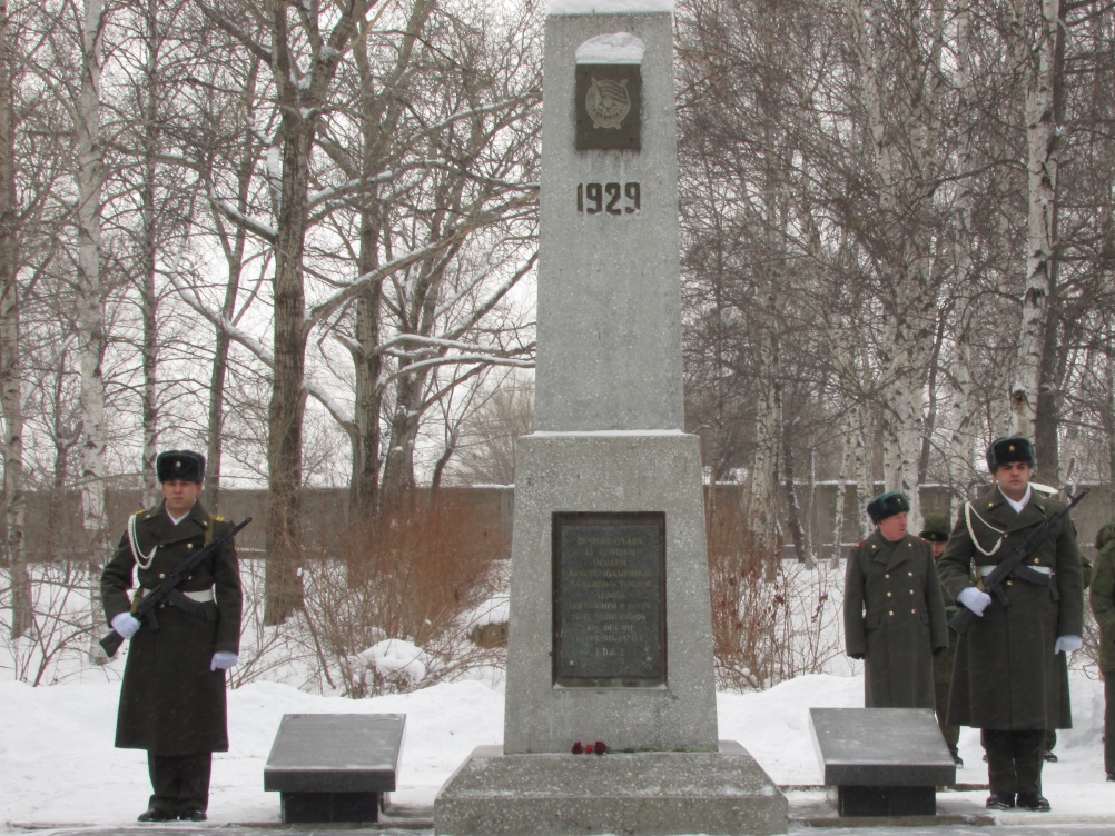 Почетный караул возле памятника, Фото с места события собственное