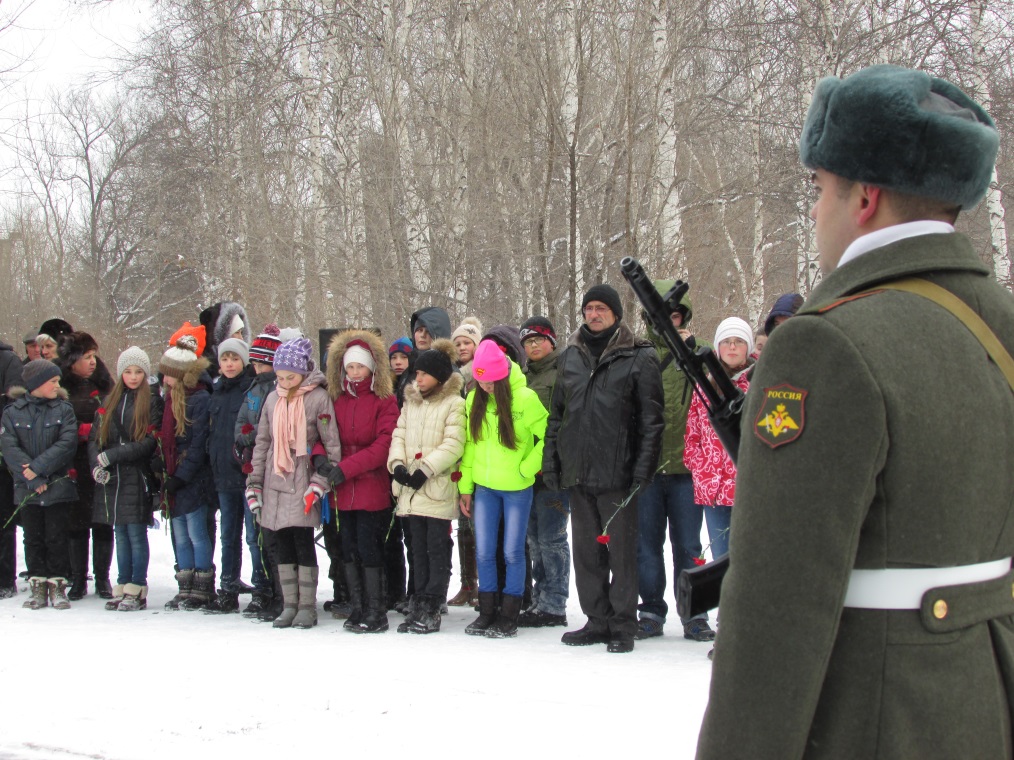 Горожане собираются в сквере, Фото с места события собственное