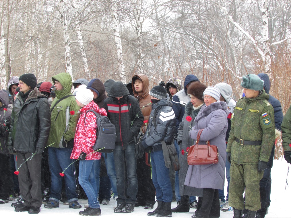 Перед началом митинга, Фото с места события собственное