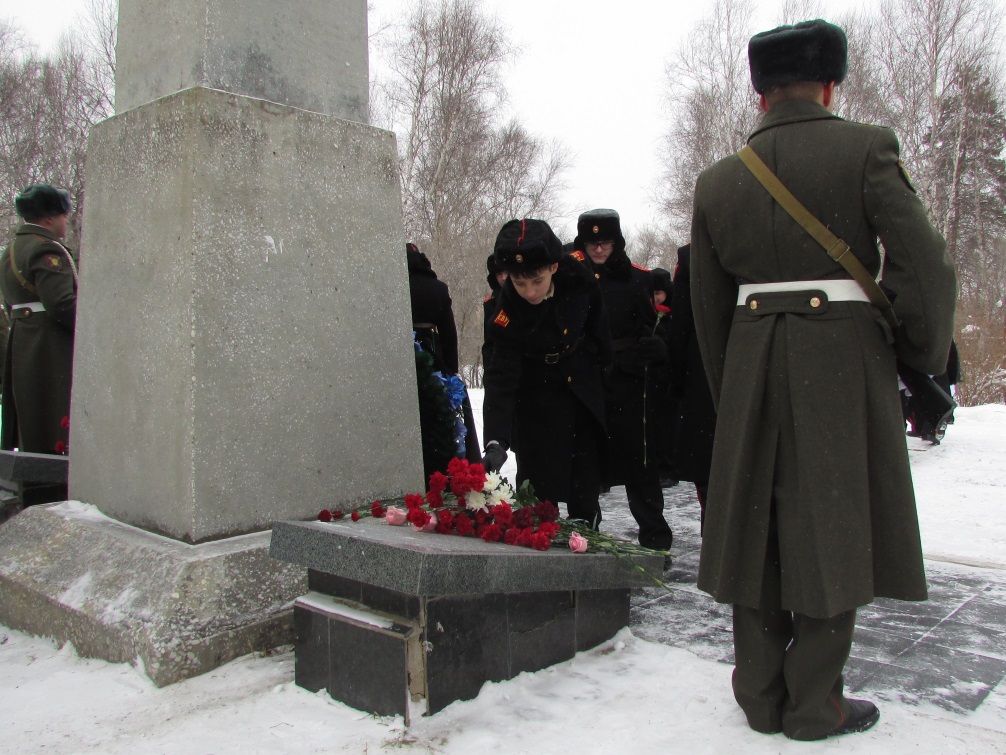 Суворовцы возлагают цветы, Фото с места события собственное