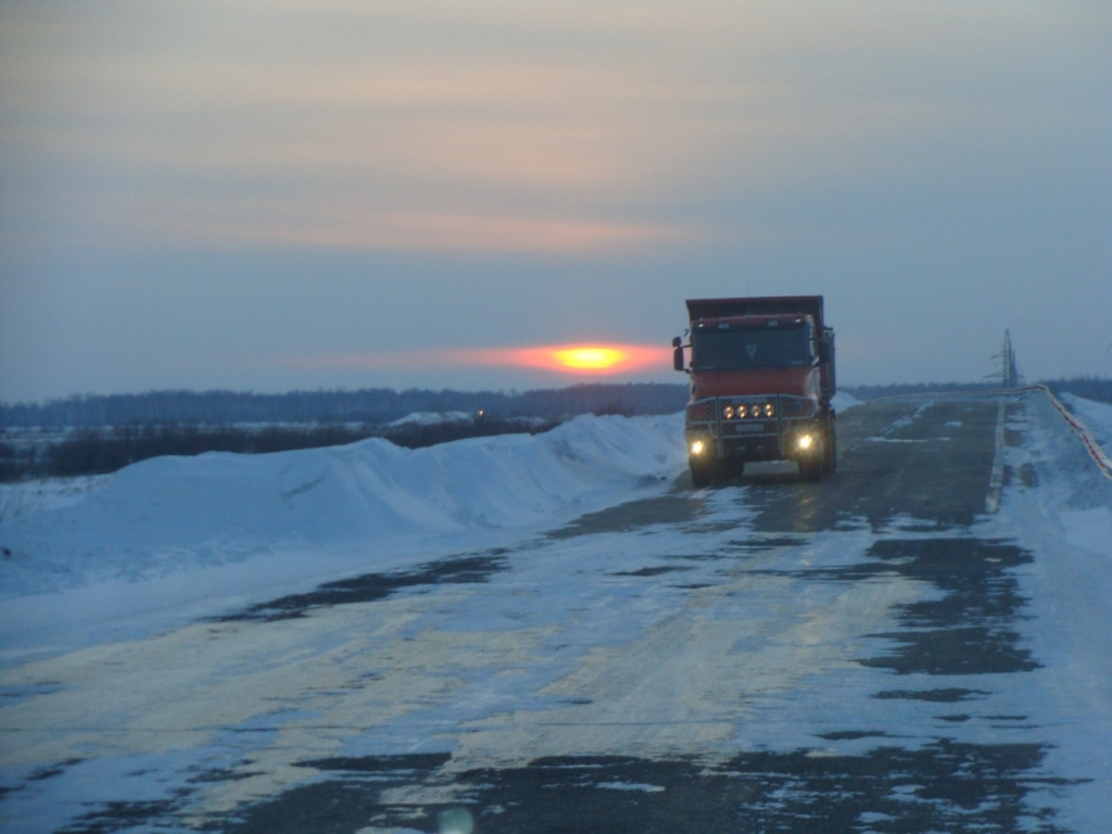 Снежный валик на обочине свидетельствует о вмешательстве техники в дорожную уборку, Фото с места события собственное