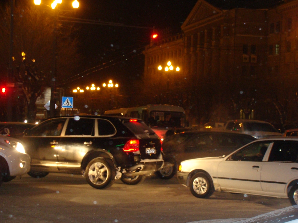 После чистенькой комсомольской трассы ускользающие из-под колес хабаровские дороги годятся для ледового шоу, Фото с места события собственное