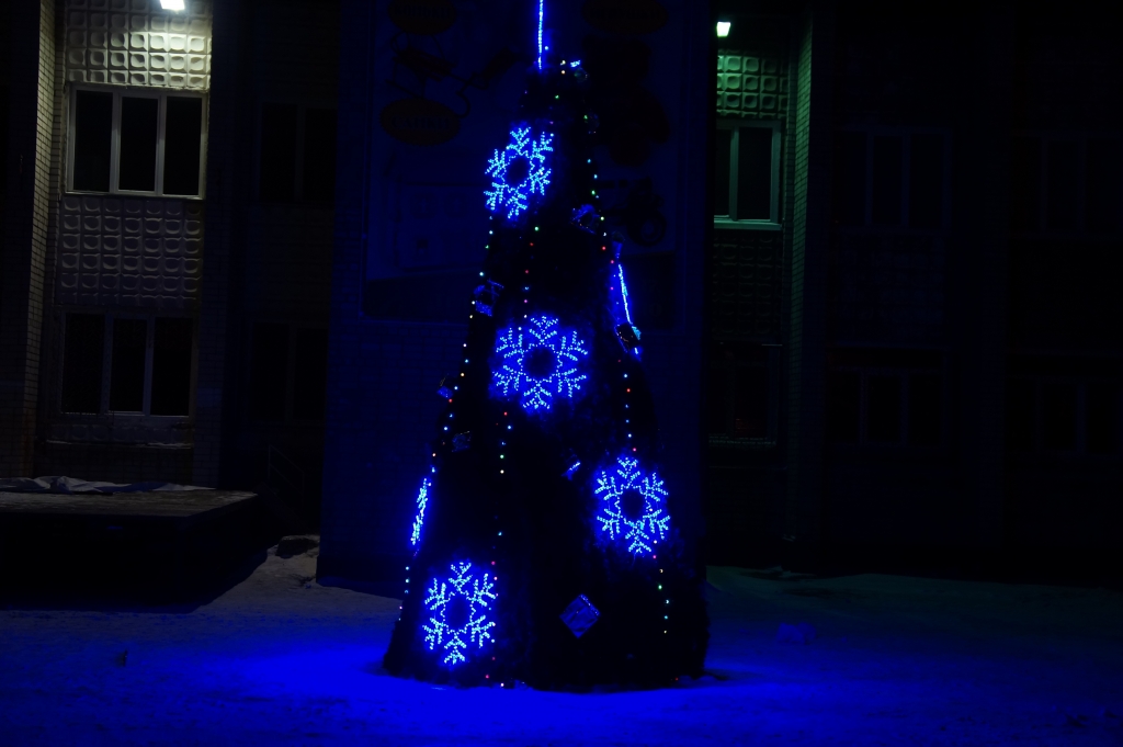 Елка на территории Дома культуры "Дружба", Фото с места события собственное