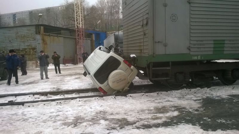 Поезд сбил внедорожник во Владивостоке, Фото с места события из других источников