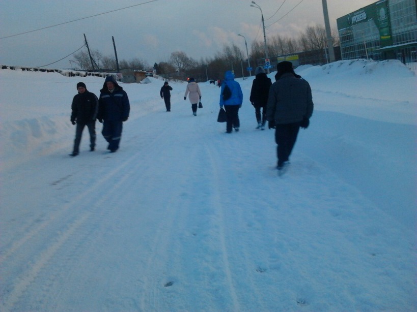 Транспорта нет, люди ходят по дорогам в Комсомольске-на-Амуре, Фото с места события из других источников