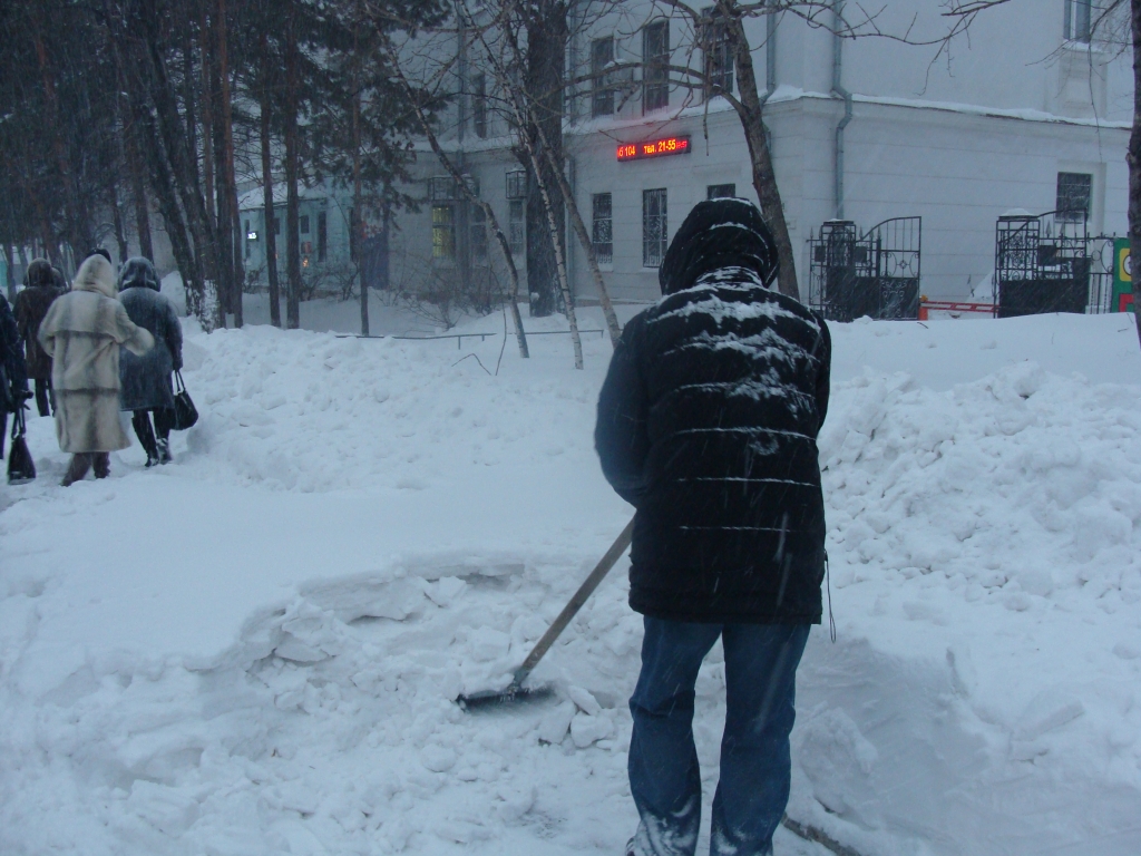 Дворники в Хабаровске чистят центральные улицы, Фото с места события из других источников