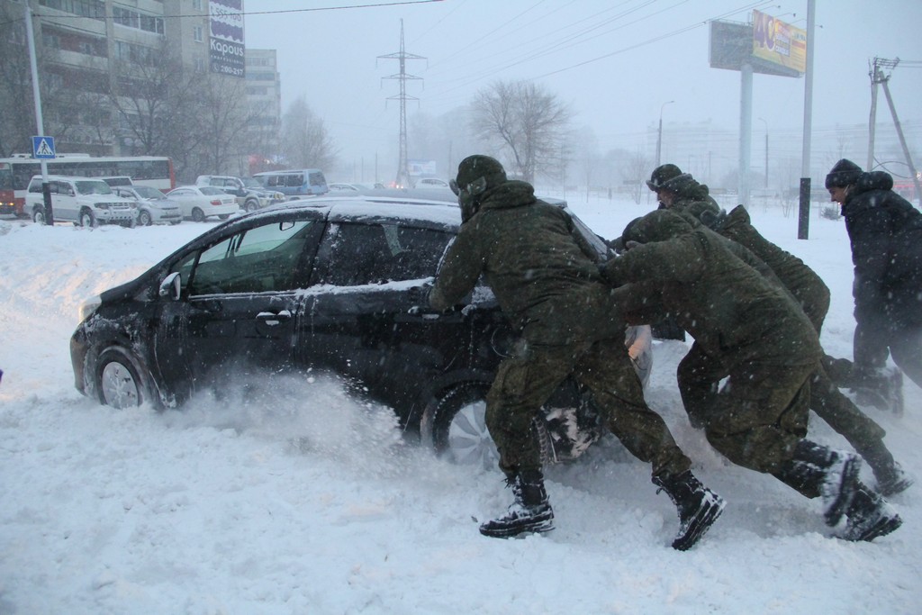 Военные помогают вытащить автомобили из снега в Волочаевском городке Юлия Короткова