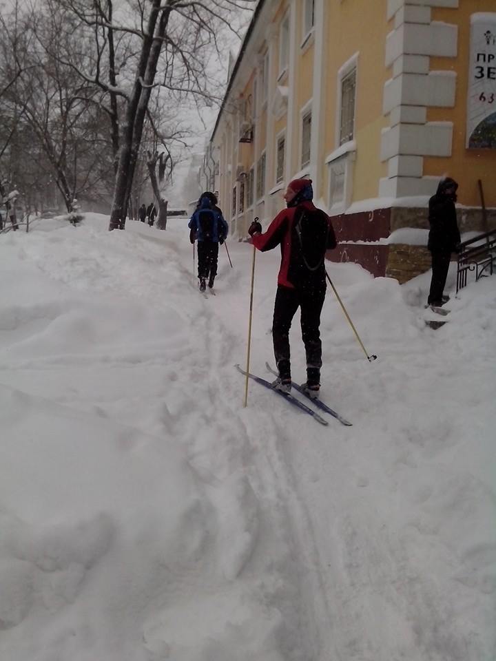 Лыжник в центре Хабаровска, Фото с места события из других источников