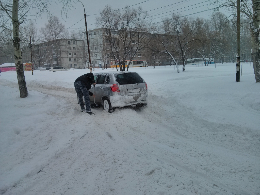 Автомобилист в Хабаровске откапывает машину, Фото с места события из других источников