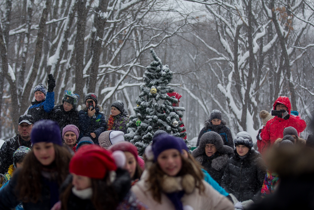 Перед резиденцией Деда Мороза наряжена елка, Фото с места события собственное