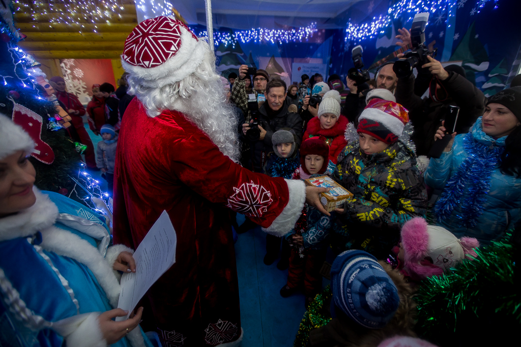 Дед Мороз вручает подарки детям, Фото с места события собственное