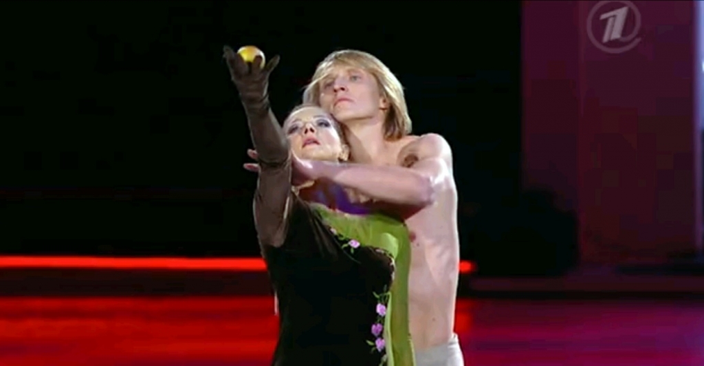 Известный спортсмен из Хабаровска Иван Скобрев оголил торс на льду, Фото с места события из других источников