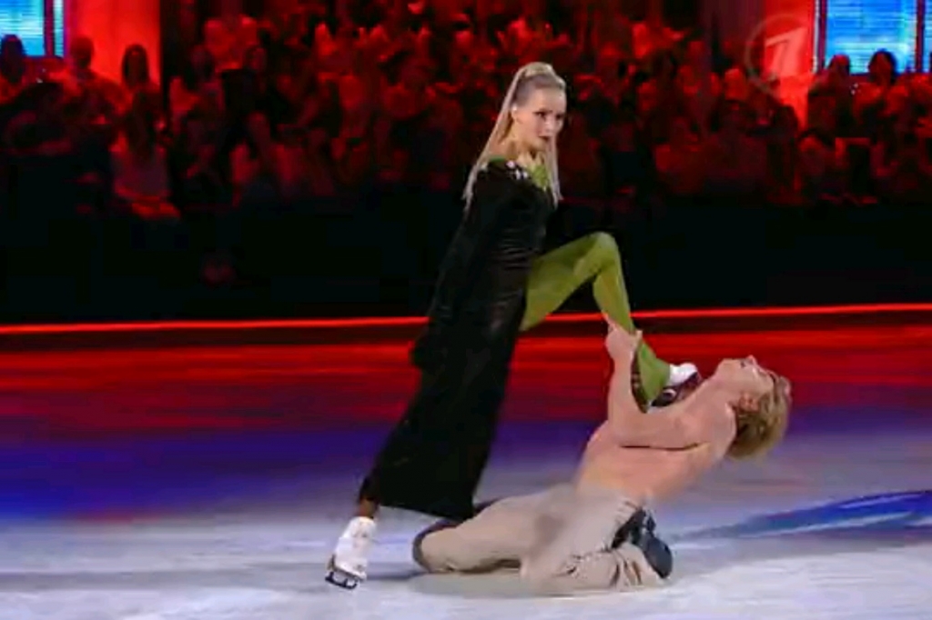 Известный спортсмен из Хабаровска Иван Скобрев оголил торс на льду, Фото с места события из других источников