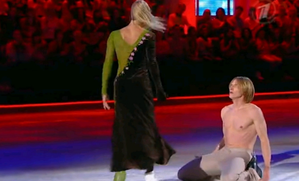 Известный спортсмен из Хабаровска Иван Скобрев оголил торс на льду, Фото с места события из других источников