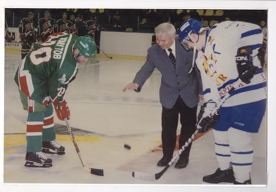 Виктор Лопатюк делает символическое вбрасывание шайбы, Фото с места события из других источников