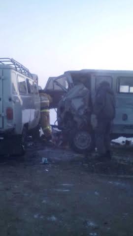 На федеральной трассе столкнулись три автомобиля в Якутии, Фото с места события из других источников