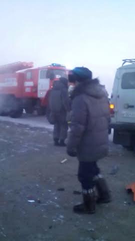 На федеральной трассе столкнулись три автомобиля в Якутии, Фото с места события из других источников