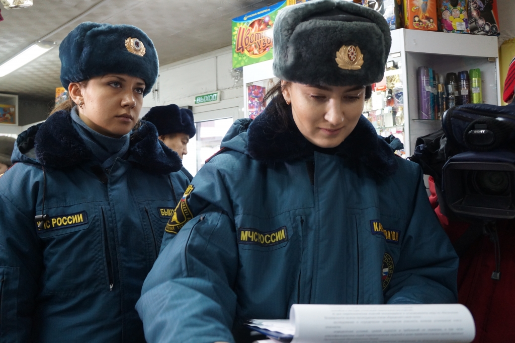 МЧС совместно с полицией проверили павильоны, где продают фейерверки в Улан-Удэ , Фото с места события собственное