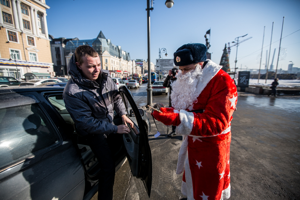 Автолюбители совсем не ожидали, что вместо проверки документов им будут дарить сувениры, Фото с места события собственное