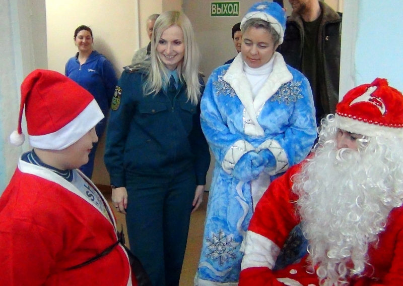 Дед Мороз-спасатель вручил подарки детям переселенцев с Украины в ЕАО, Фото с места события из других источников