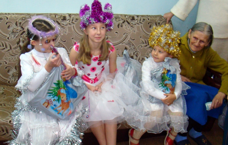 Ребятишки в новогодних костюмах с нетерпением ждали праздника, Фото с места события из других источников