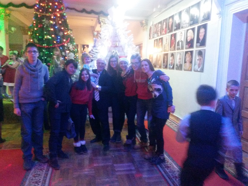 Зарубежные школьники приняли участие в спектакле-интермедии "Алиса в стране чудес", Фото с места события собственное