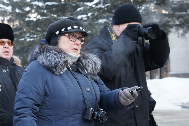 Елена Голубь в первых рядах, Фото с места события собственное