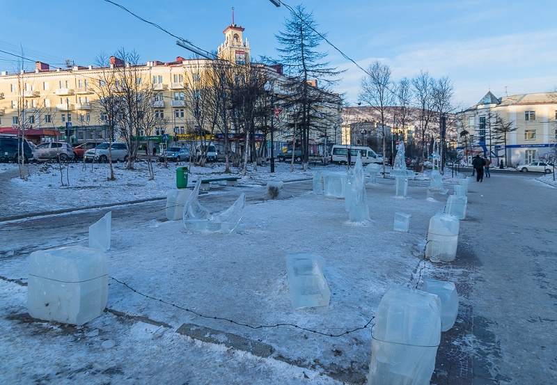Ледовый городок в Магадане не дожил до Нового года, Фото с места события собственное