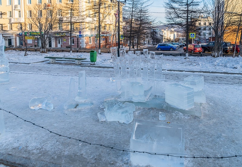 Печальнее всего выглядят "остатки" "Веселой компании", которую создавали скульпторы из Приморья, Фото с места события собственное