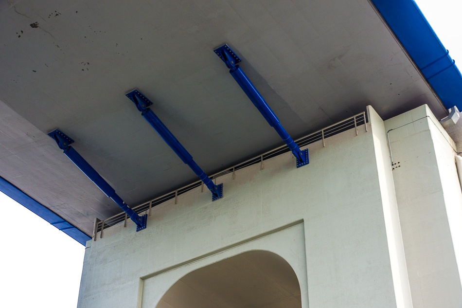 В конструкции задействованы электромеханические гидравлические цилиндры с поршнями, Фото с места события из других источников