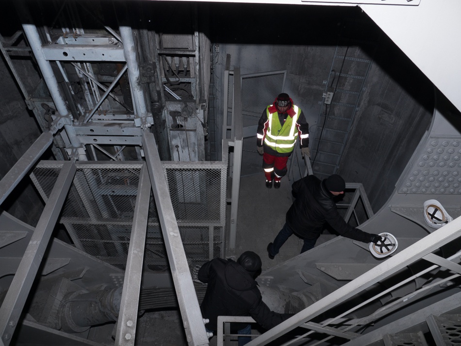 Мост изнутри, Фото с места события из других источников