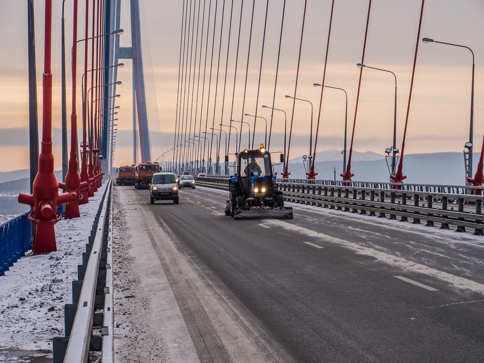 Очистка моста от снега, Фото с места события из других источников