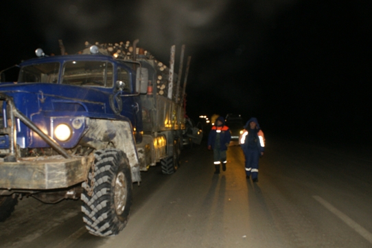 Пытаясь обогнать впереди движущийся "Урал", водитель иномарки въехал в лесовоз, Фото с места события из других источников