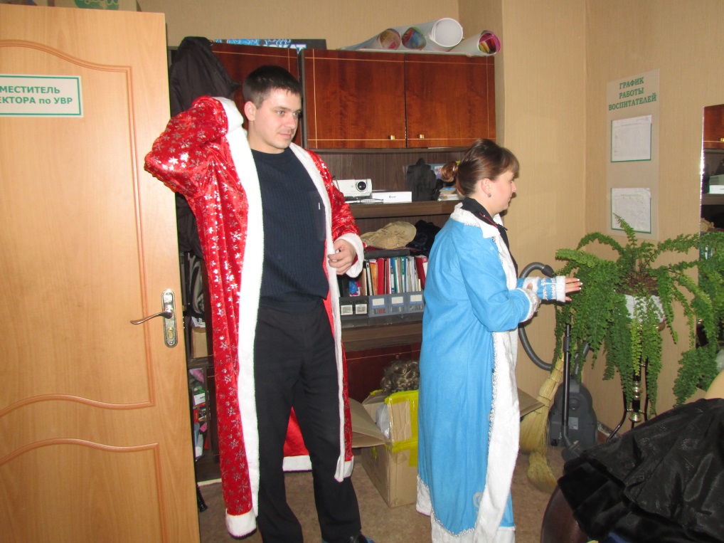 Полицейские превращаются в сказочных персонажей, Фото с места события собственное