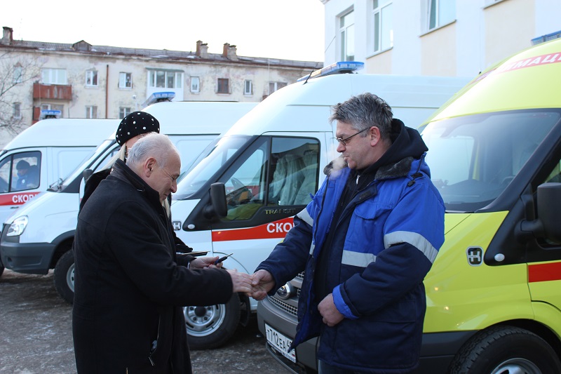 Губернатор Магаданской области вручил лично в руки водителей ключи от новых автомобилей, Фото с места события собственное