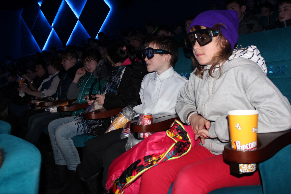 Дети в кинотеатре, Фото с места события из других источников