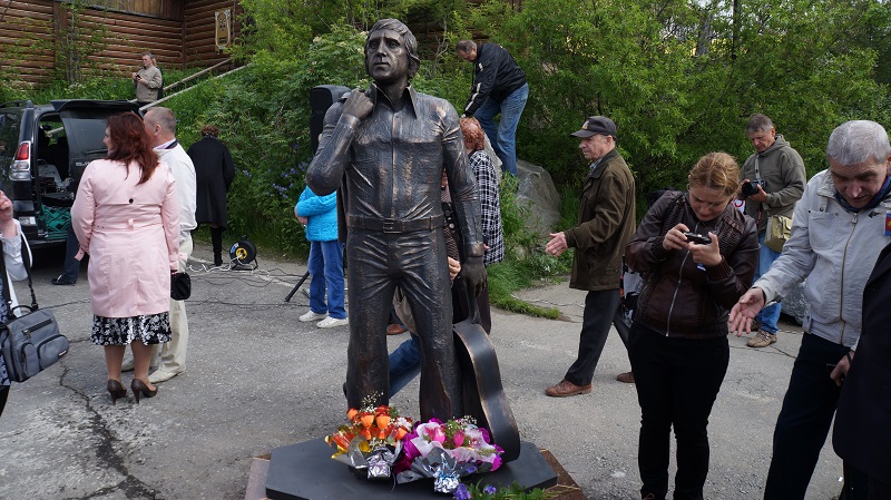 Памятник Владимиру Высоцкому открыли на берегу бухты Нагаева. 16 июля, Фото с места события собственное