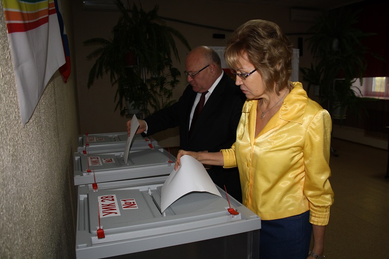 Голосует губернатор Александр Виннников, Фото с места события собственное
