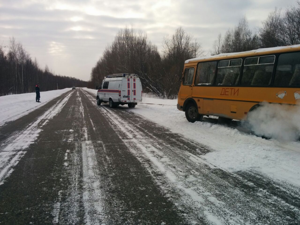 Спасатели вытянули автобус из кювета на трассе Комсомольск-Хабаровск -  AmurMedia.ru