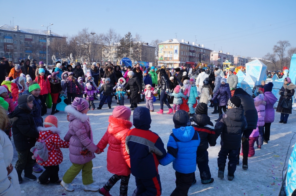 Новогодние гуляния 10 января на центральной площади Уссурийска, Фото с места события собственное