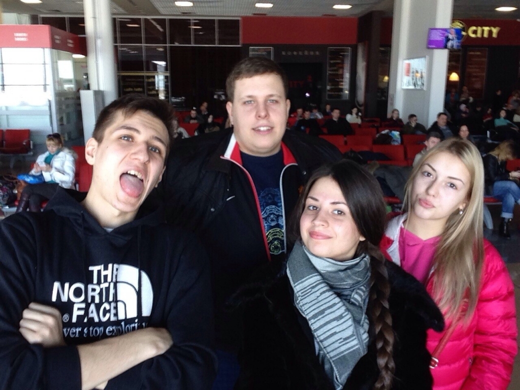 Команда КВН "Гимназия" в аэропорту по дороге в Сочи, Фото с места события из других источников