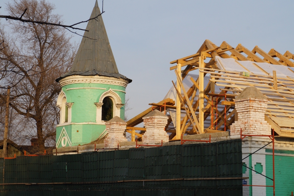 Разрушение исторического здания в Уссурийске, Фото с места события собственное